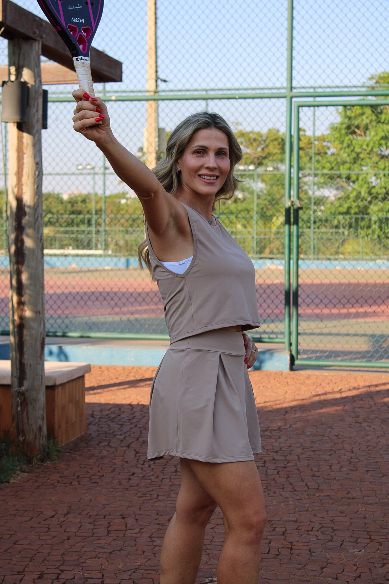 Conjunto Beach Tennis Regata Cropped + Short-Saia de Pregas Cáqui